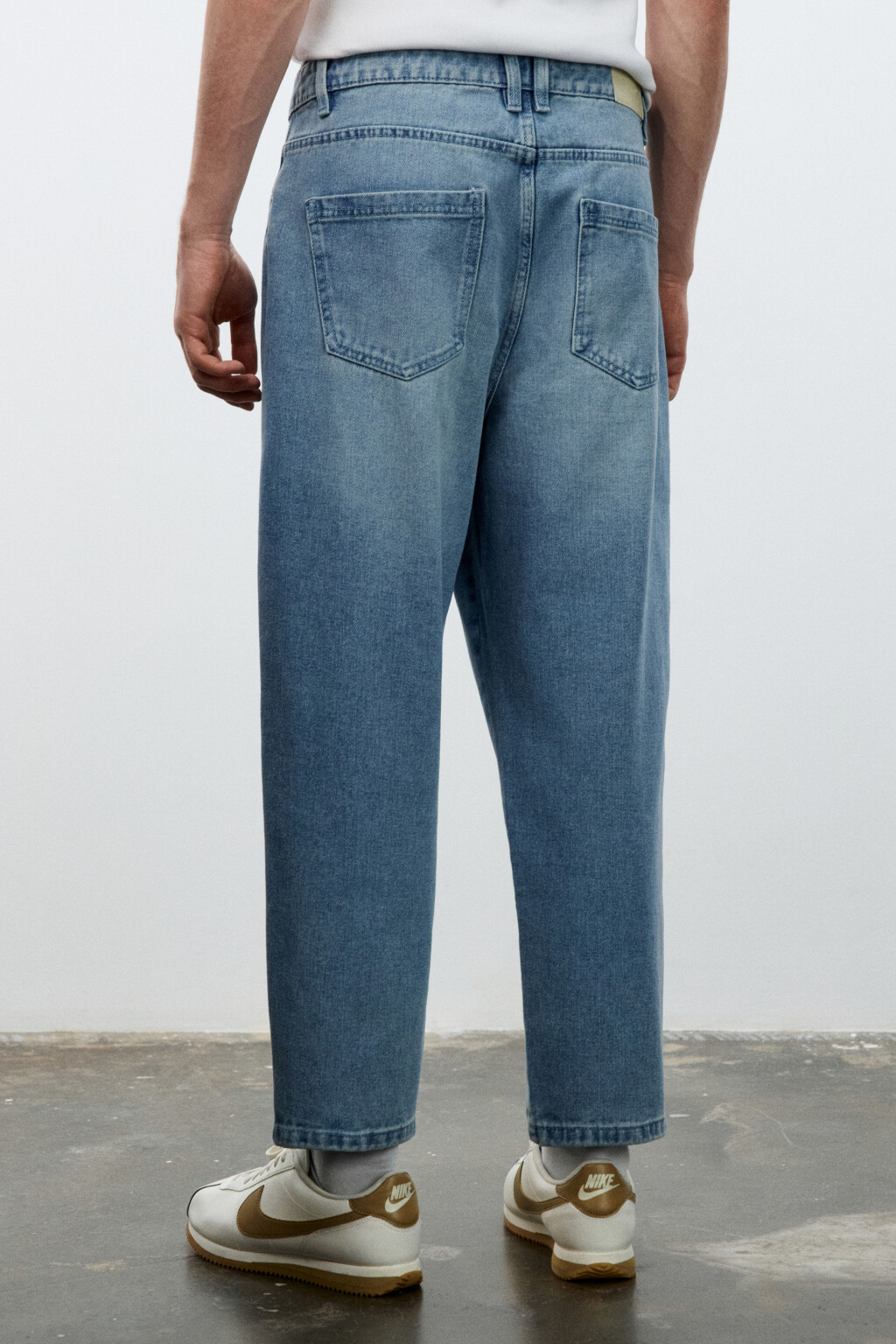 Джинсы-бананы зауженные - цвет голубой - 3