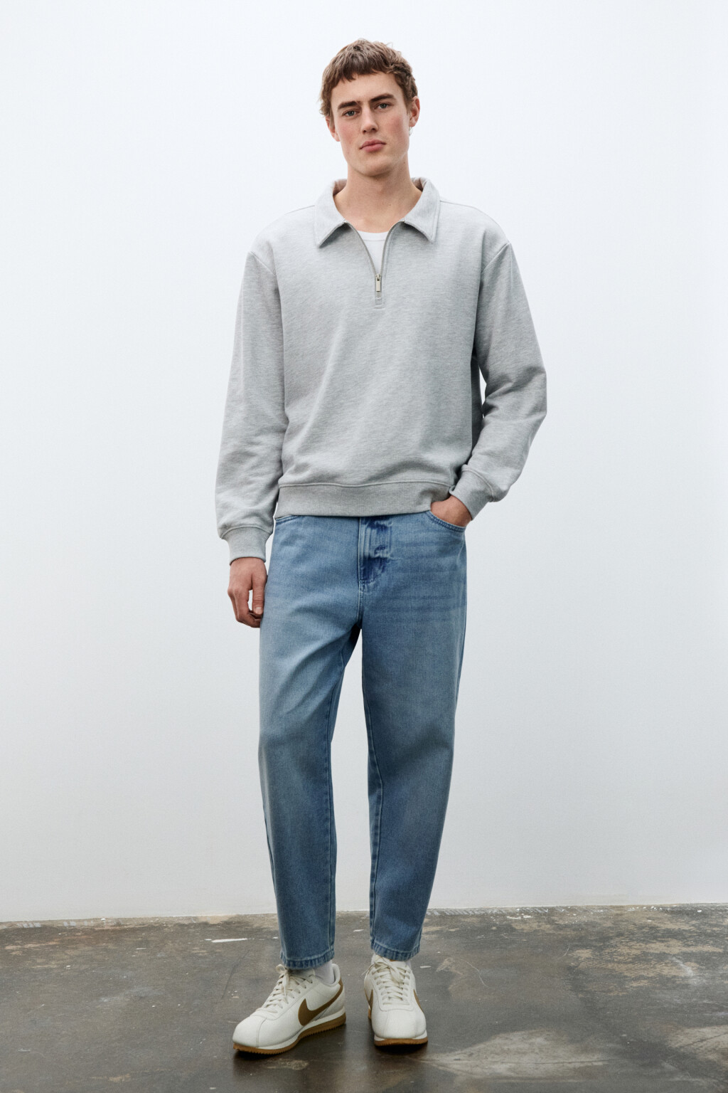 Джинсы-бананы зауженные - цвет голубой - 4