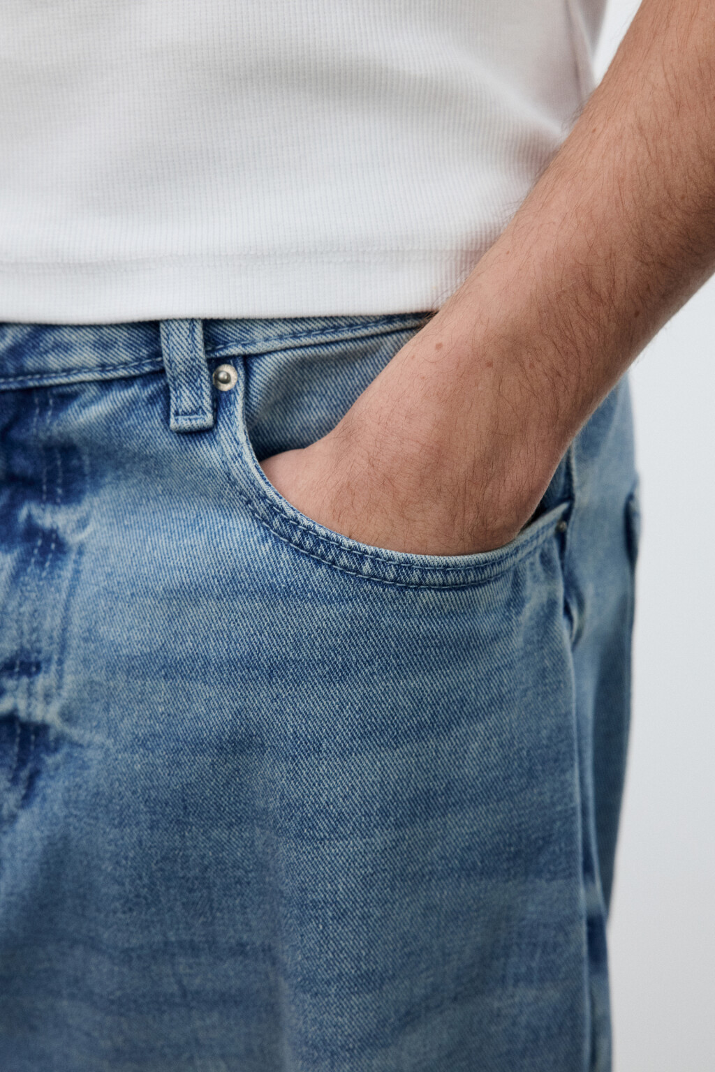 Джинсы-бананы зауженные - цвет голубой - 6