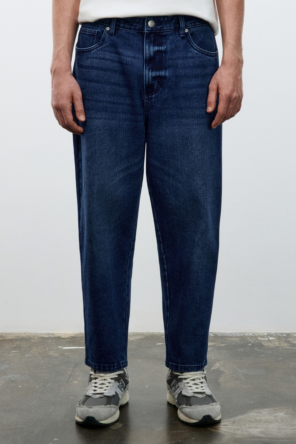 Джинсы-бананы зауженные - цвет голубой - 2