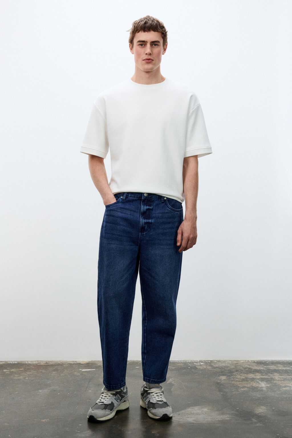 Джинсы-бананы зауженные - цвет голубой - 4