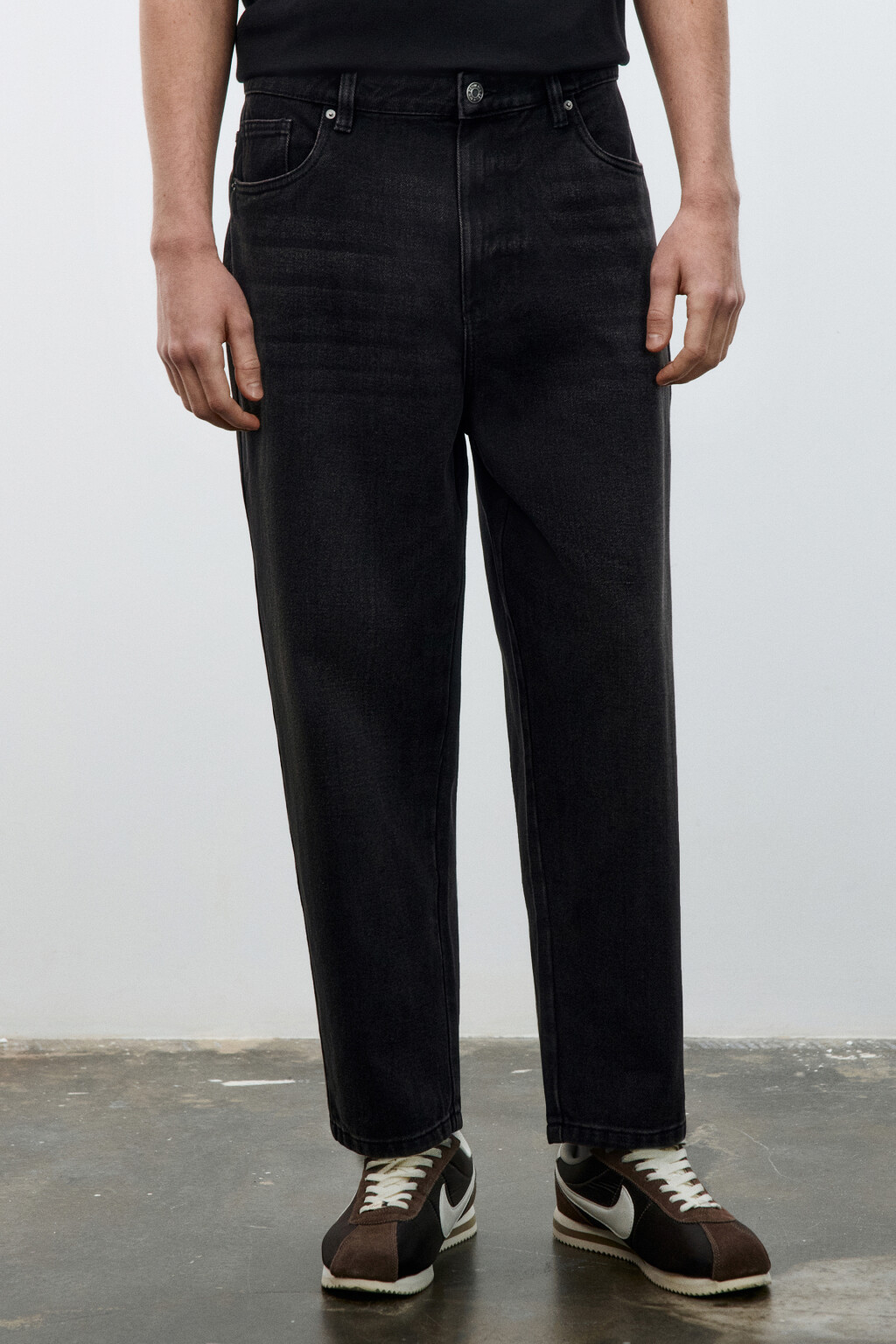 Джинсы-бананы зауженные - цвет черный - 2