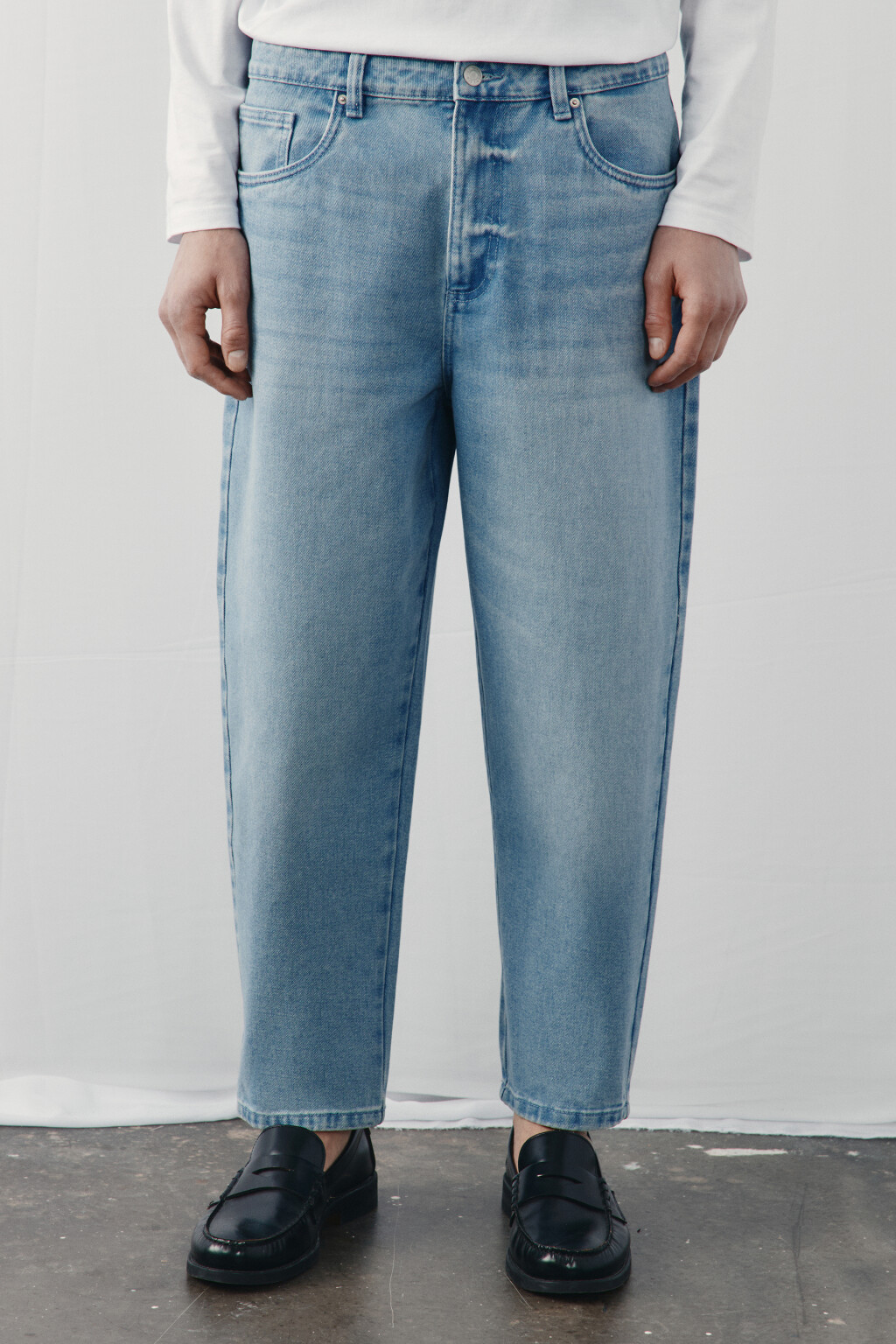 Джинсы-бананы зауженные - цвет голубой - 2