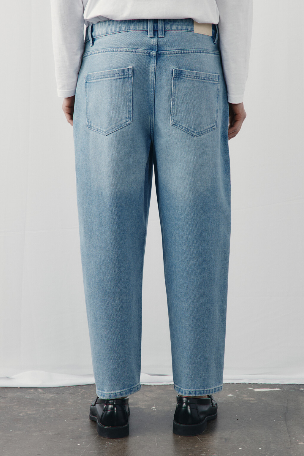 Джинсы-бананы зауженные - цвет голубой - 3