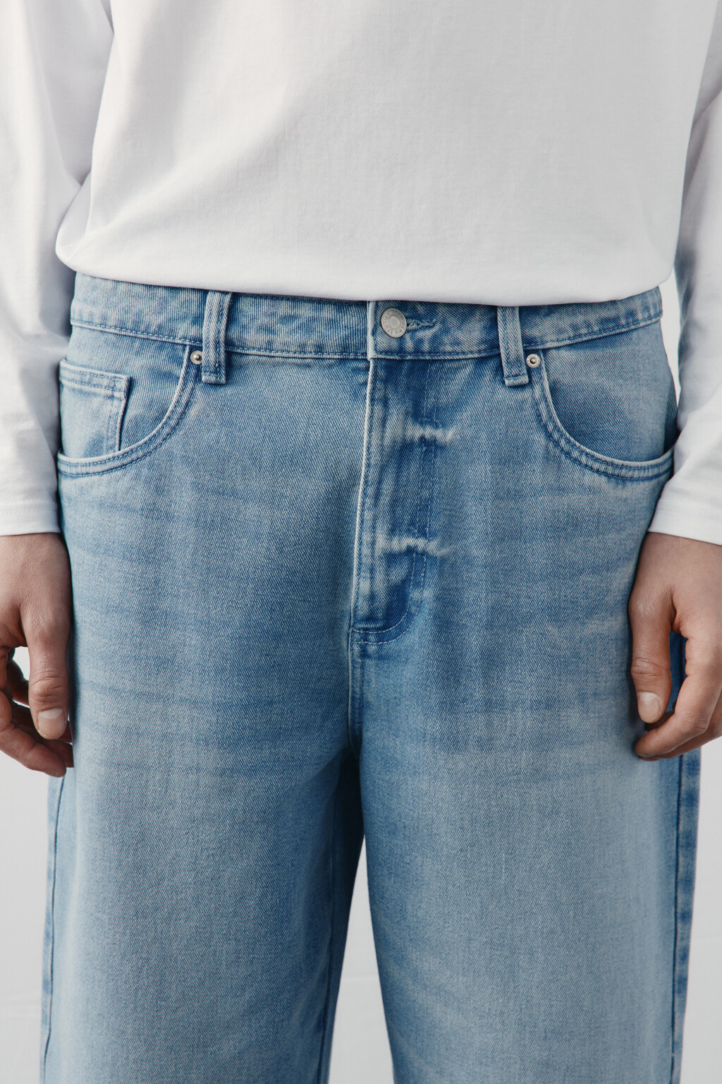 Джинсы-бананы зауженные - цвет голубой - 5