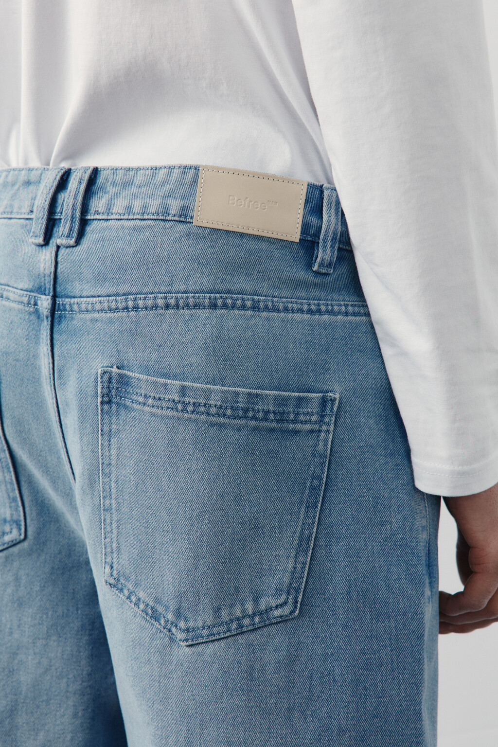 Джинсы-бананы зауженные - цвет голубой - 6