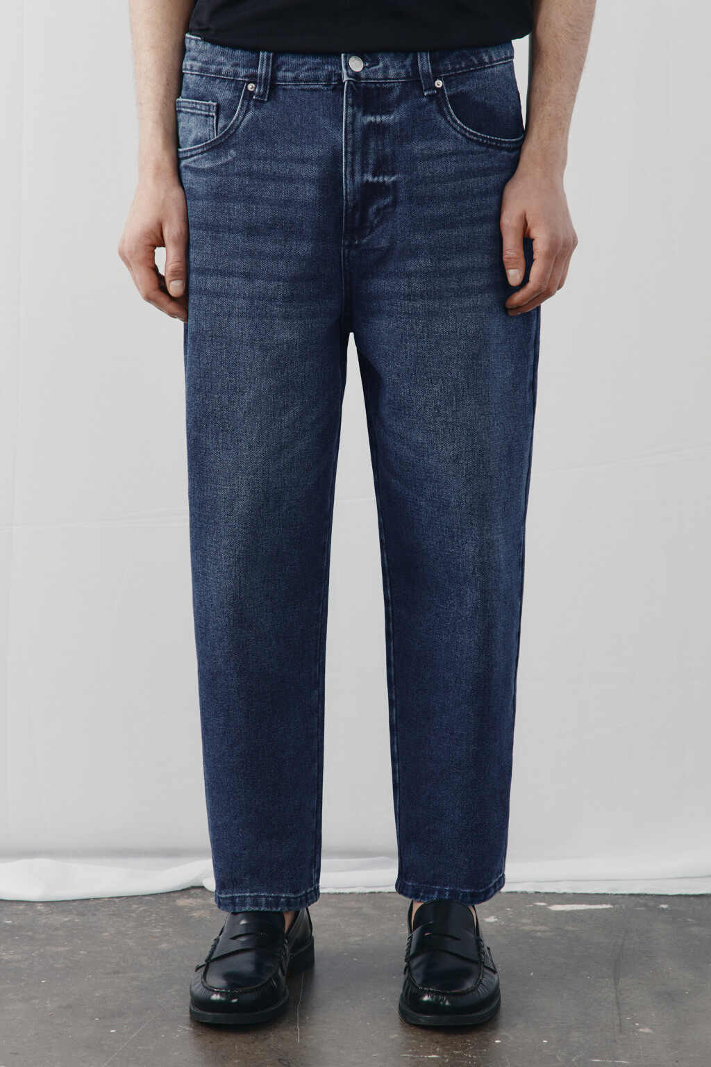 Джинсы-бананы зауженные - цвет голубой - 2