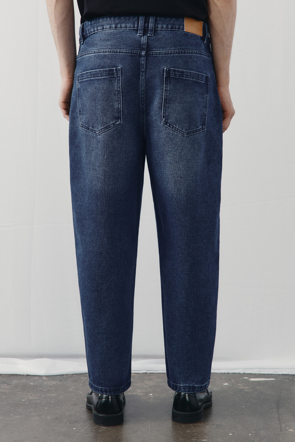 Джинсы-бананы зауженные - цвет голубой - 3