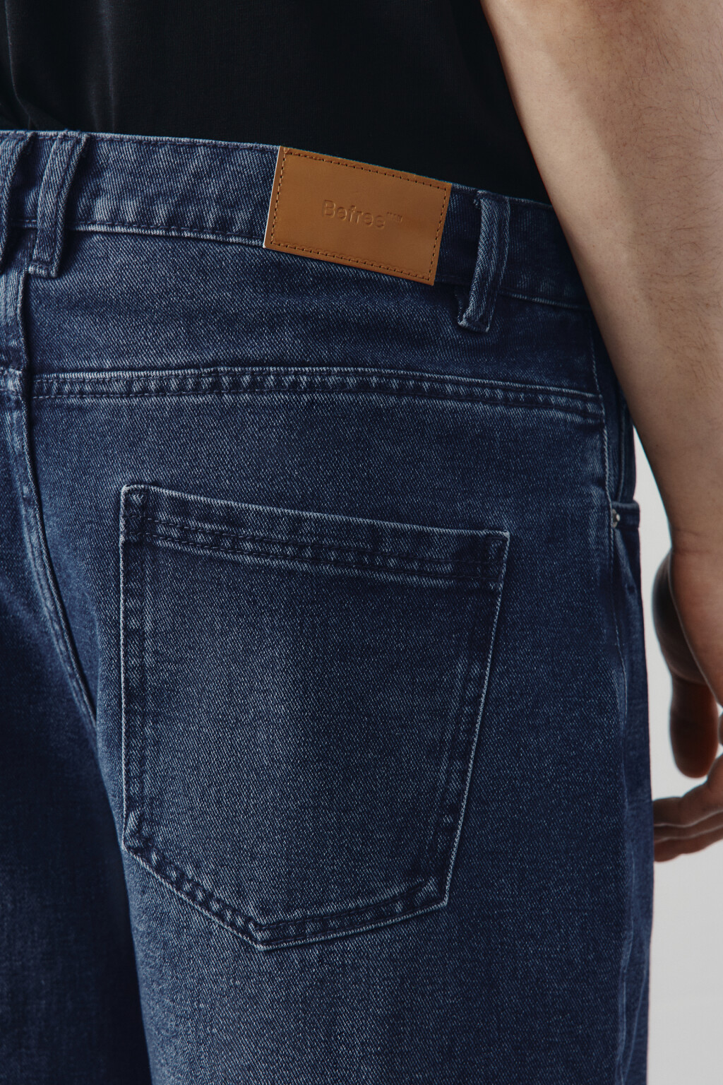 Джинсы-бананы зауженные - цвет голубой - 6