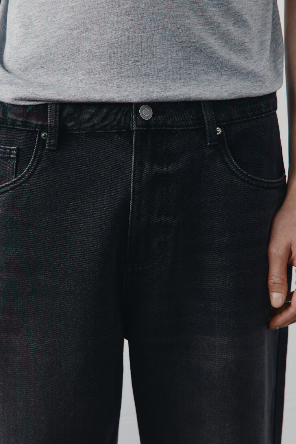 Джинсы-бананы зауженные - цвет черный - 5