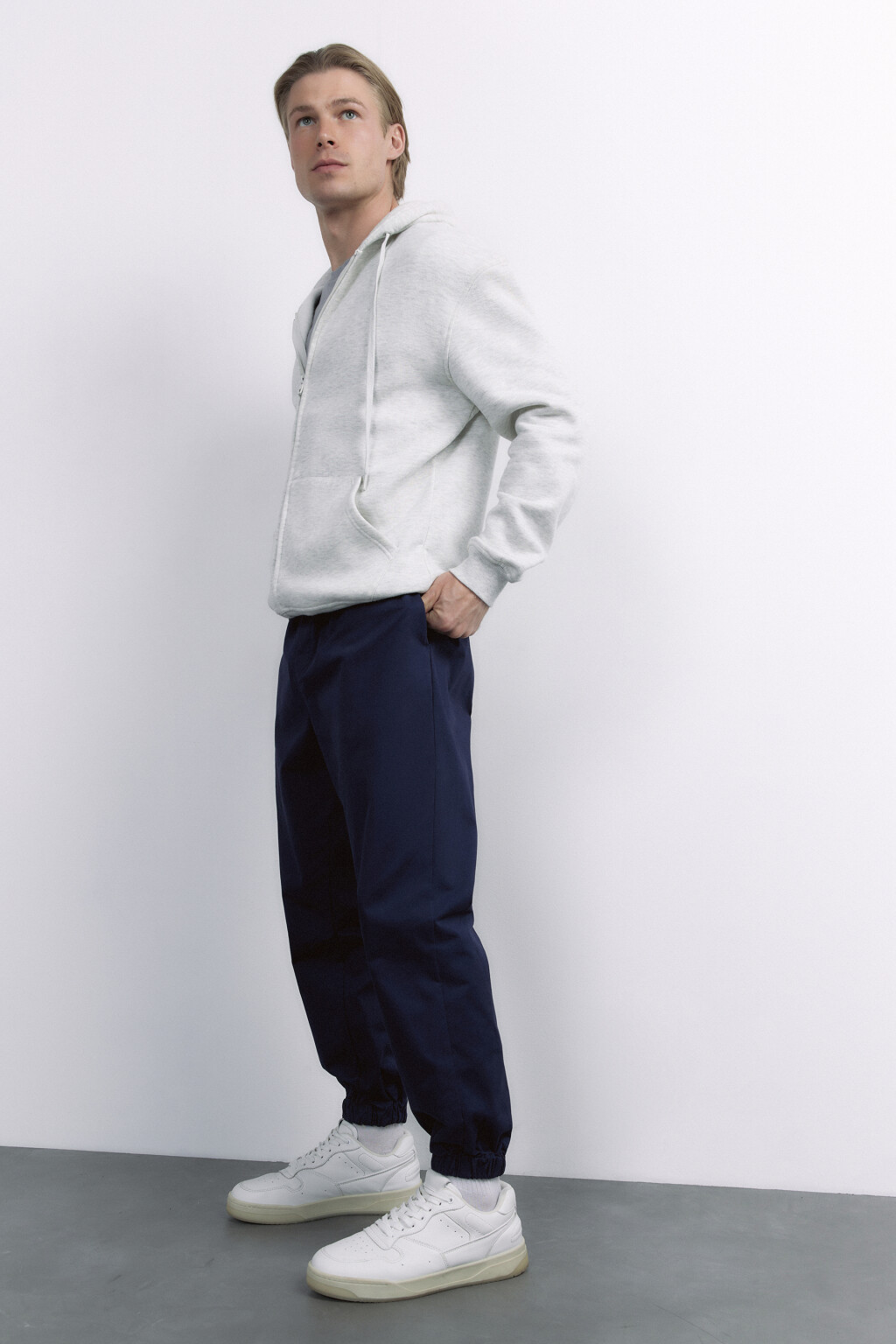 Брюки-джоггеры хлопковые базовые с поясом на завязках - цвет синий - 9