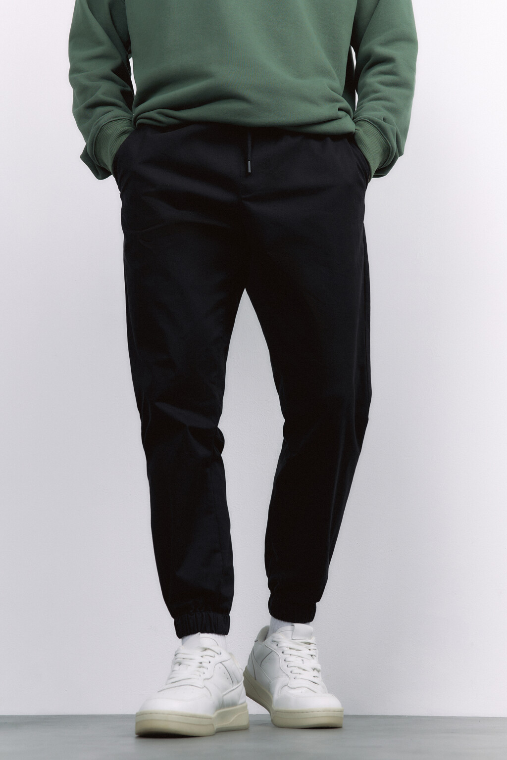 Брюки-джоггеры хлопковые базовые с поясом на завязках - цвет черный - 7