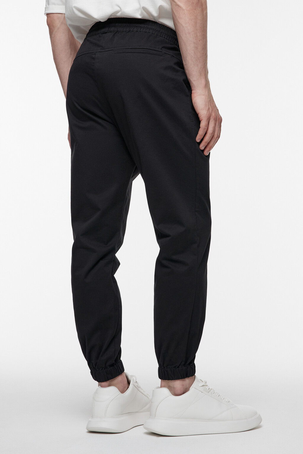 Брюки-джоггеры хлопковые базовые с поясом на завязках - цвет черный - 4