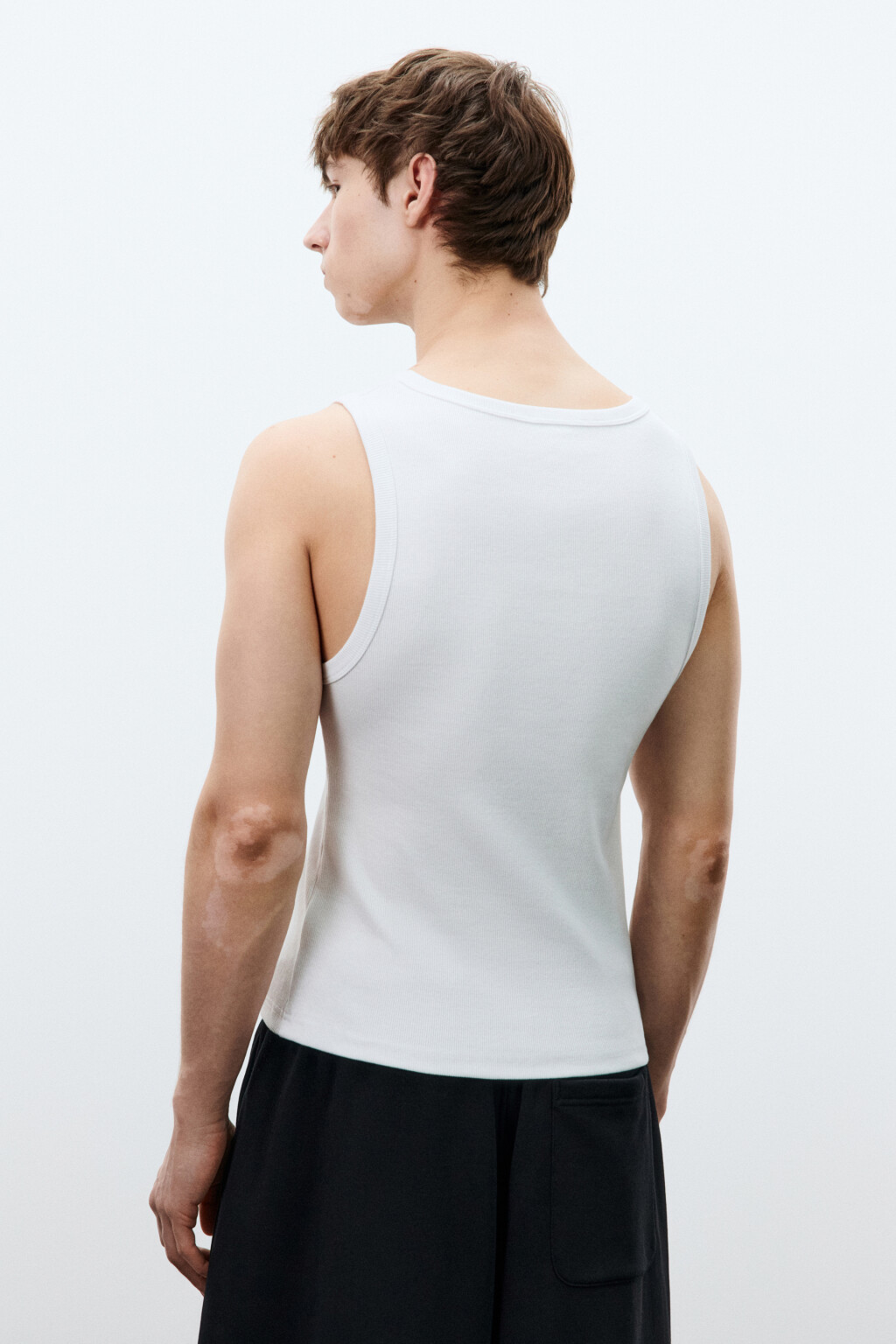 Майка-топ приталенная в рубчик базовая - цвет белый - 3
