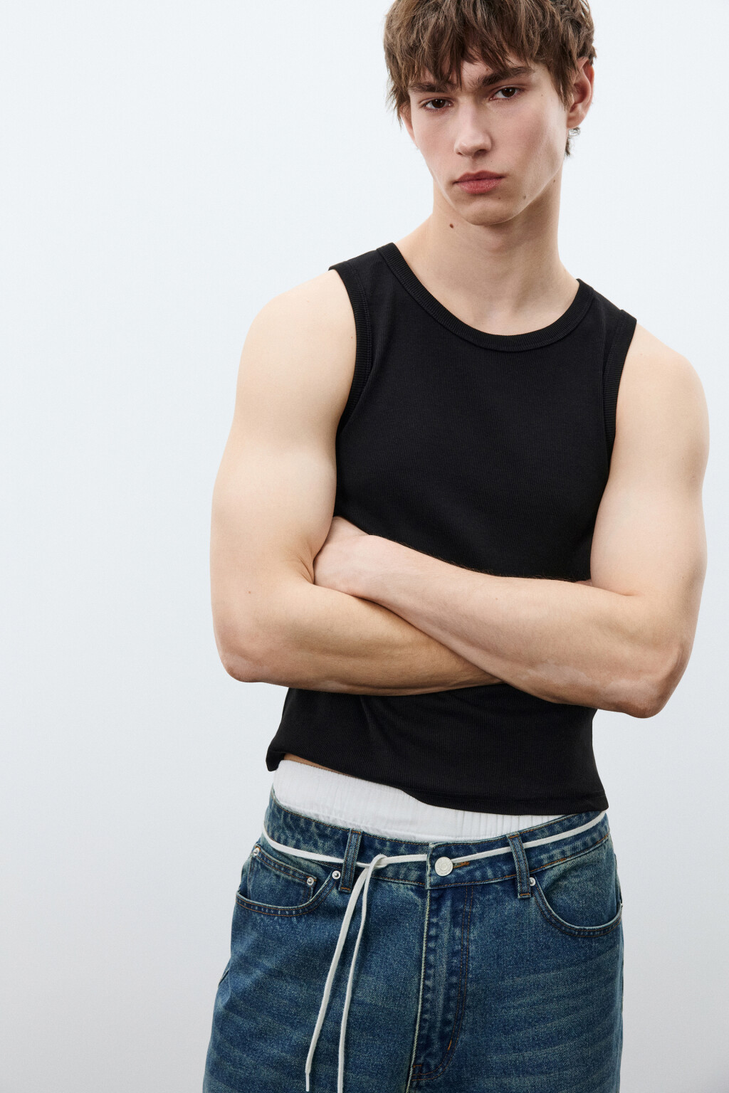 Майка-топ приталенная в рубчик базовая - цвет черный - 1