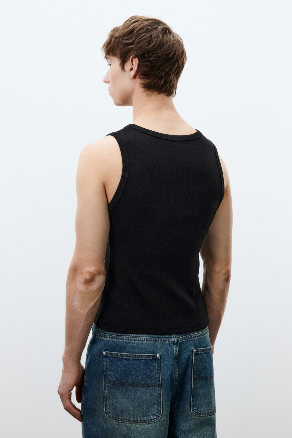 Майка-топ приталенная в рубчик базовая - цвет черный - 4