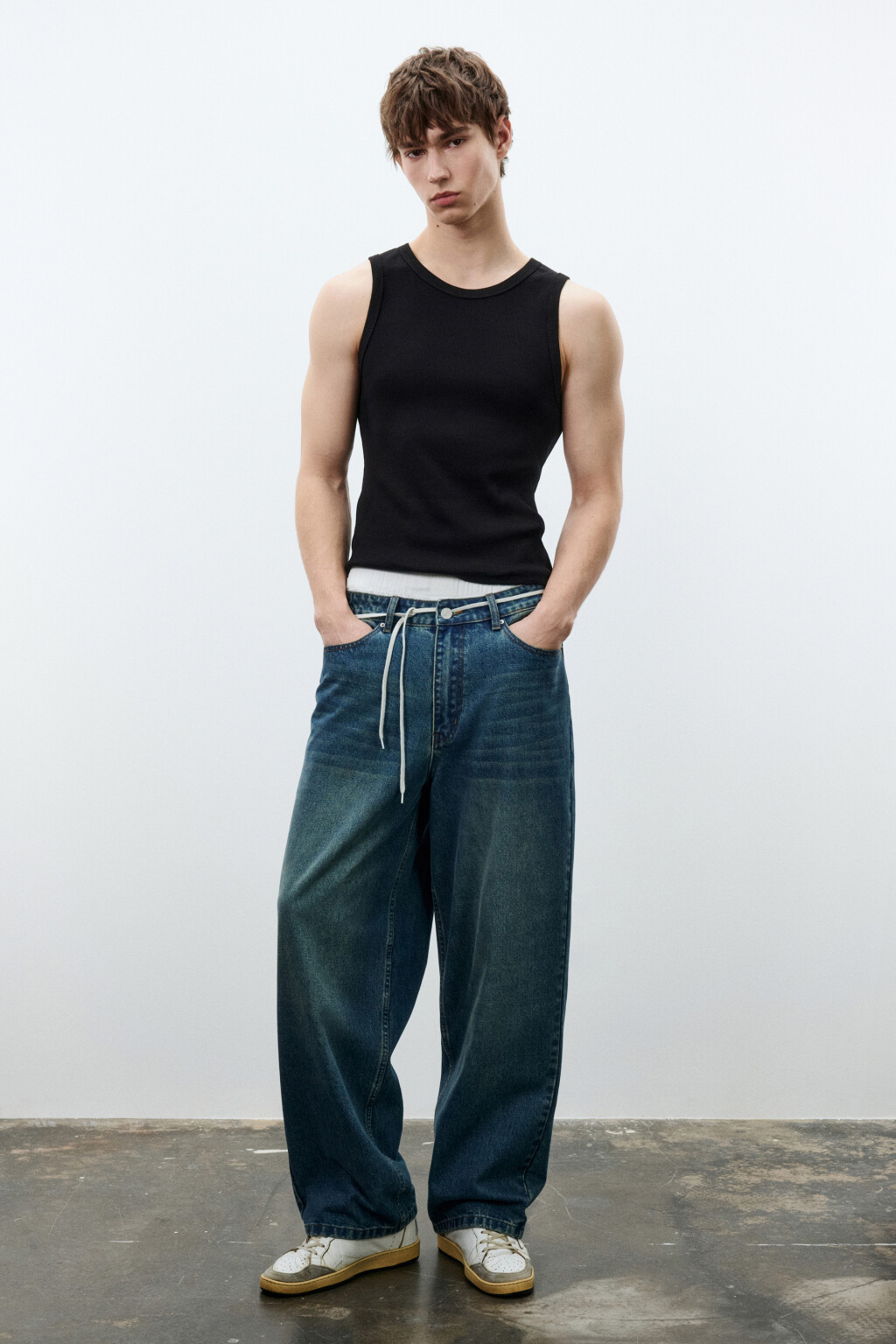 Майка-топ приталенная в рубчик базовая - цвет черный - 5