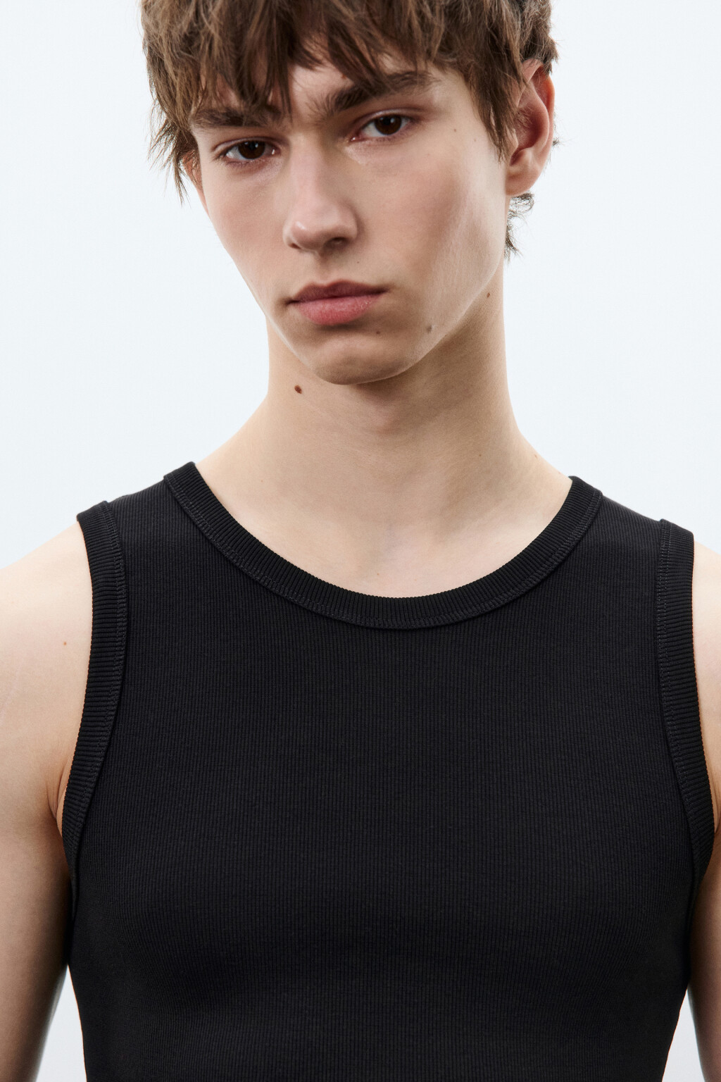 Майка-топ приталенная в рубчик базовая - цвет черный - 6