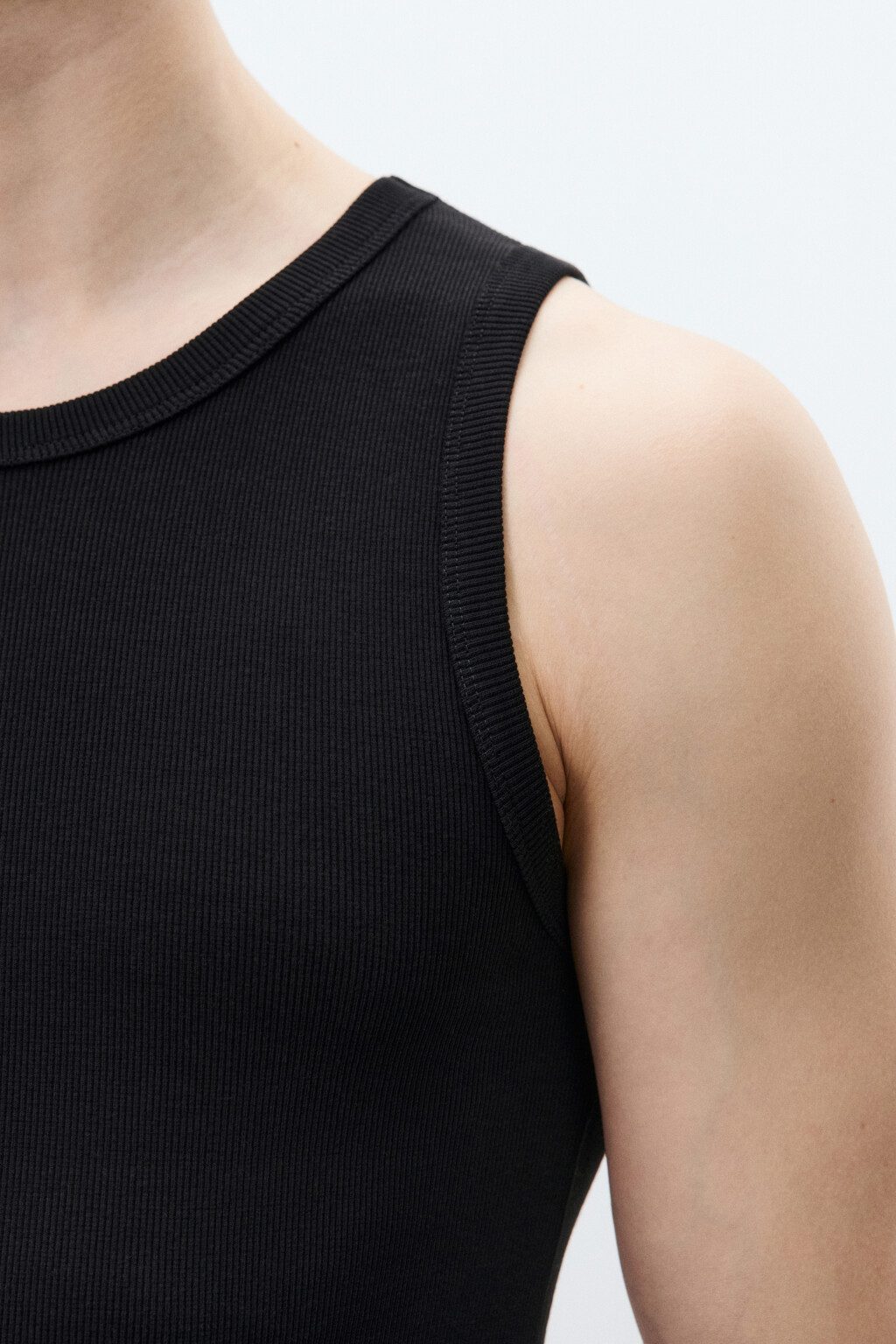 Майка-топ приталенная в рубчик базовая - цвет черный - 7