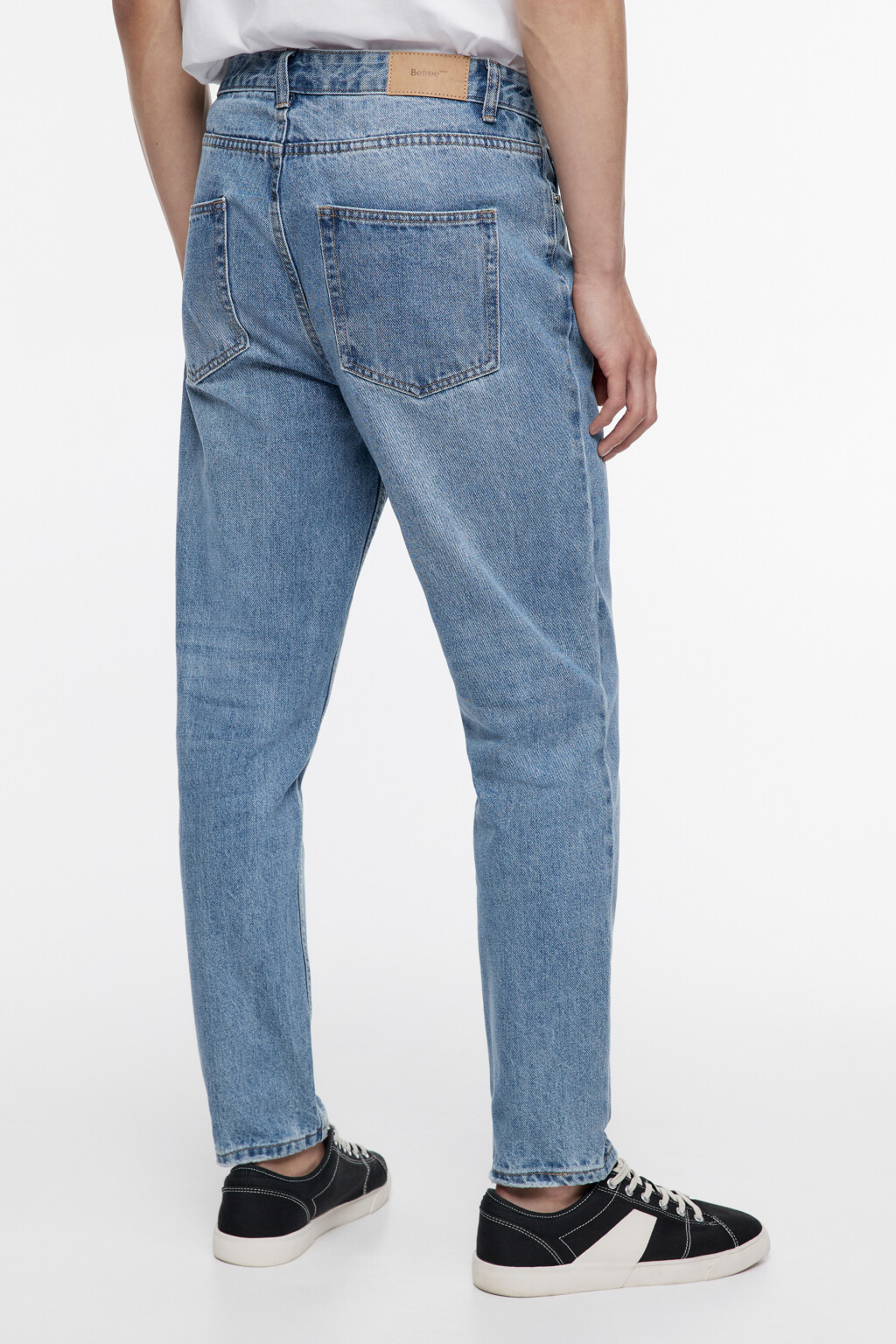 Джинсы slim зауженные базовые с вареным эффектом - цвет голубой - 3