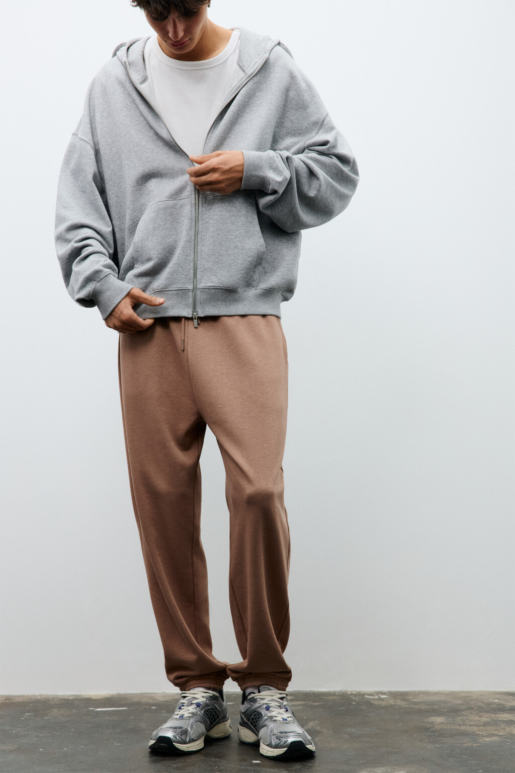 Брюки-джоггеры базовые из футера - цвет коричневый - 2