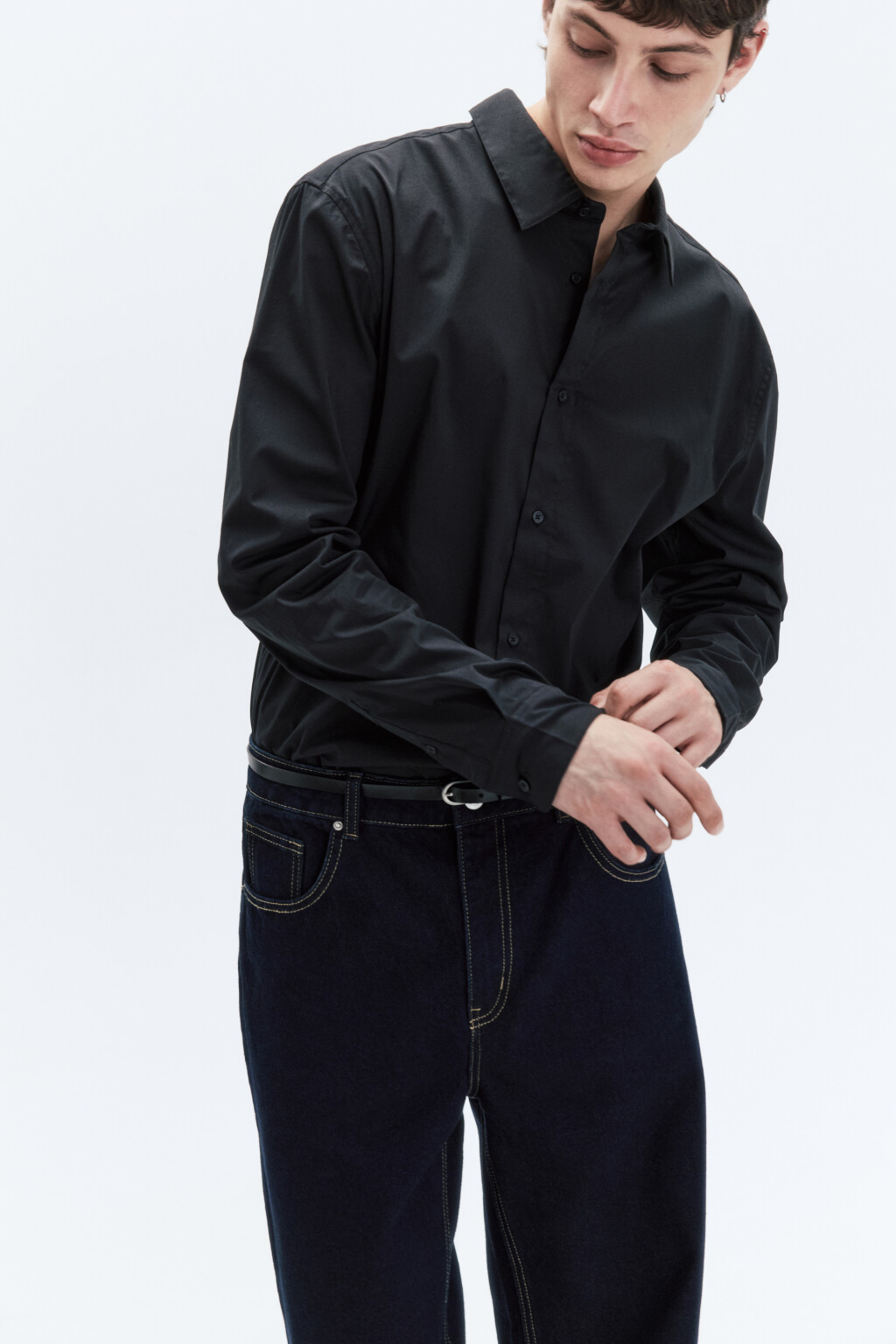 Рубашка приталенная в классических цветах - цвет черный - 1