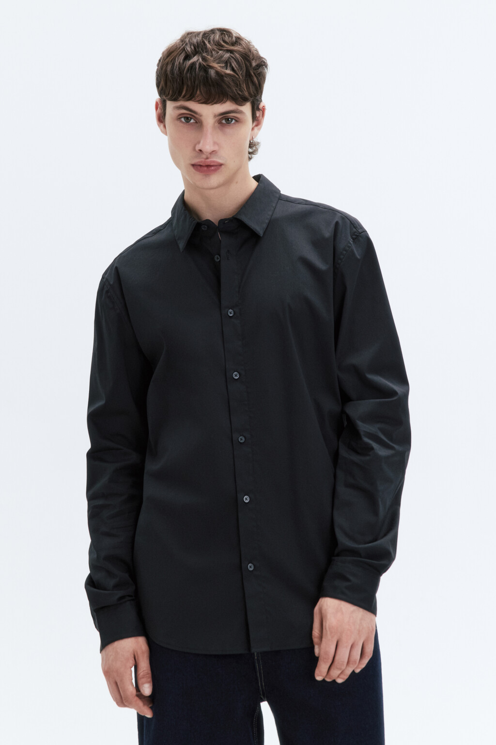 Рубашка приталенная в классических цветах - цвет черный - 2