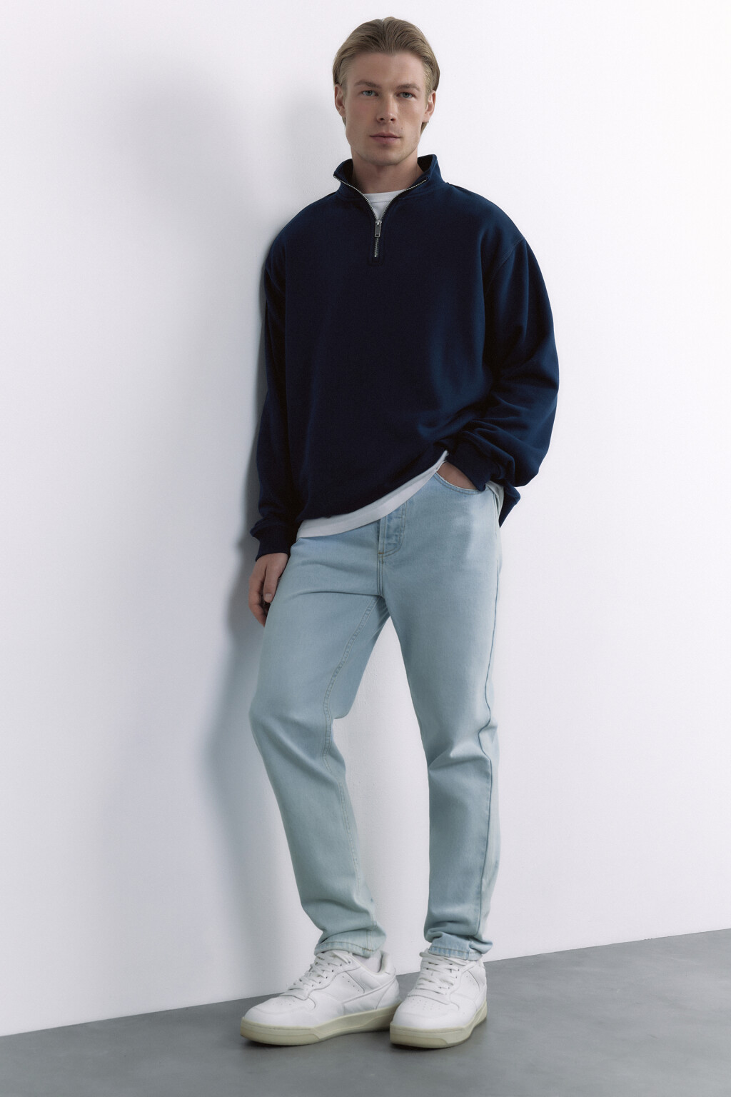 Джинсы tapered зауженные базовые со средней посадкой - цвет голубой - 14