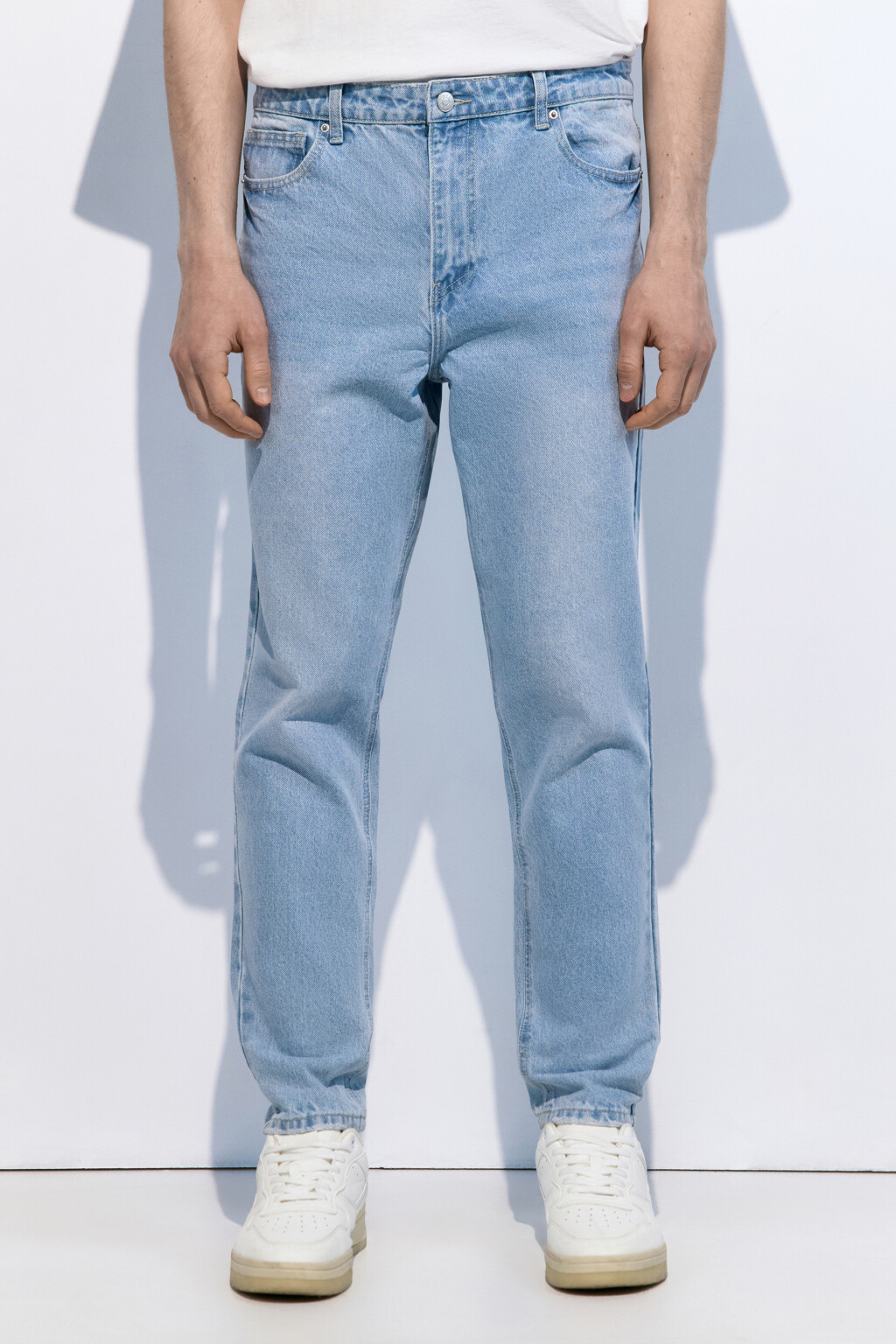 Джинсы tapered зауженные со средней посадкой - цвет голубой - 2