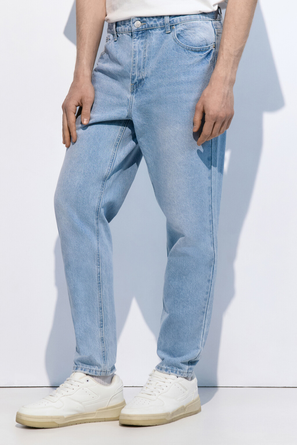 Джинсы tapered зауженные со средней посадкой - цвет голубой - 3