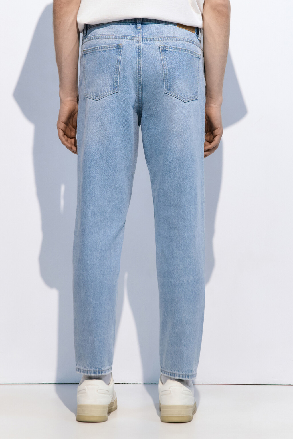 Джинсы tapered зауженные со средней посадкой - цвет голубой - 4