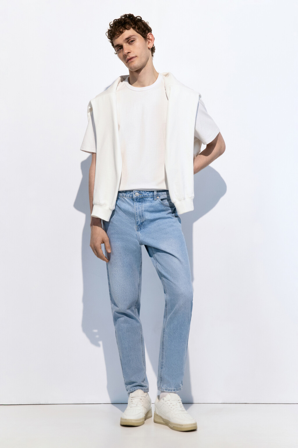 Джинсы tapered зауженные со средней посадкой - цвет голубой - 5