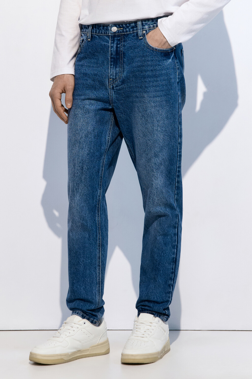 Джинсы tapered зауженные со средней посадкой - цвет голубой - 2