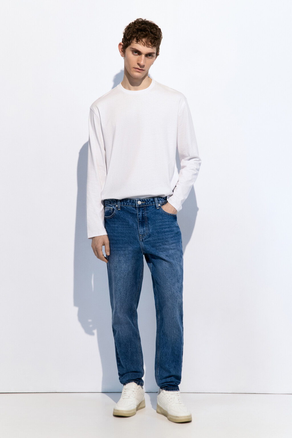 Джинсы tapered зауженные со средней посадкой - цвет голубой - 4