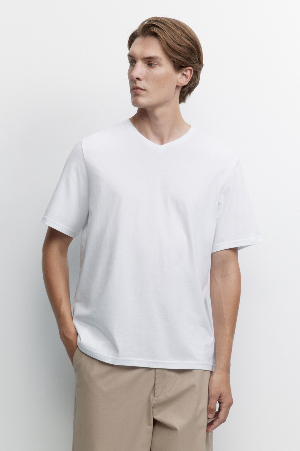 Футболка прямая хлопковая с V-образным вырезом - цвет белый - 1