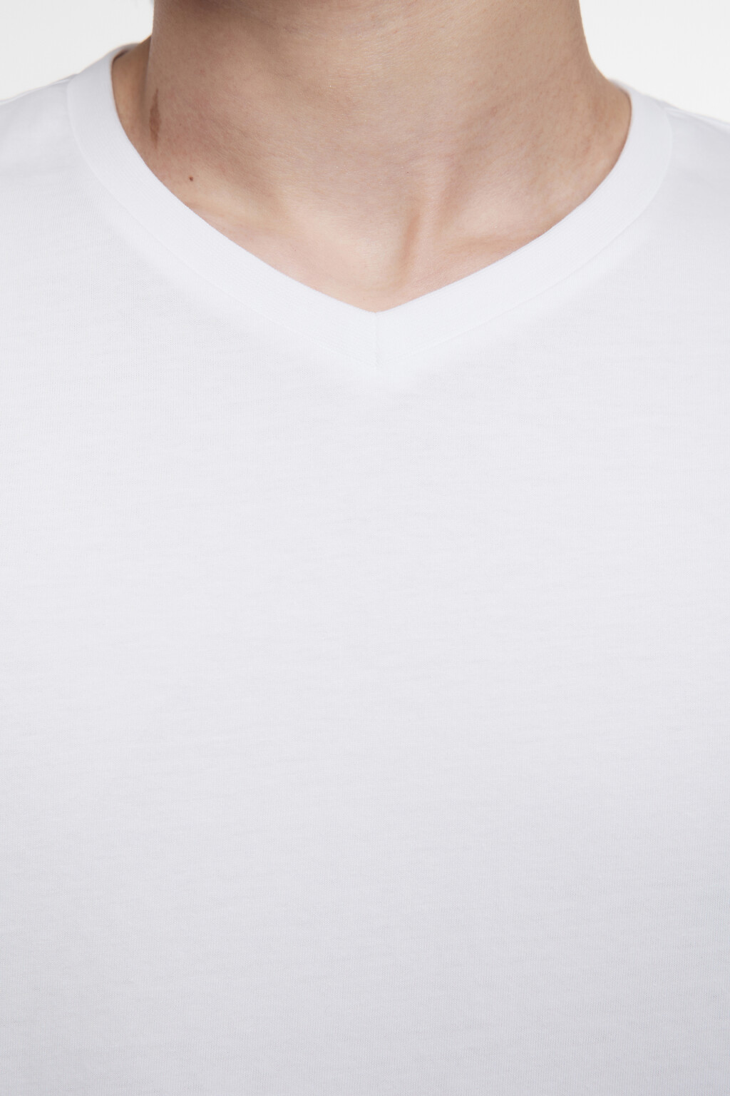 Футболка хлопковая базовая с V-образным вырезом - цвет белый - 5