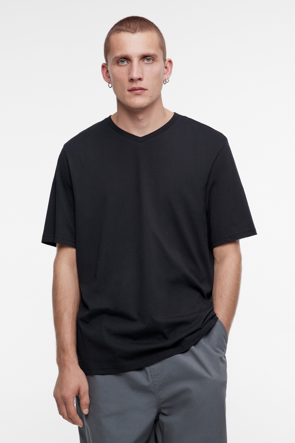 Футболка хлопковая базовая с V-образным вырезом - цвет черный - 2