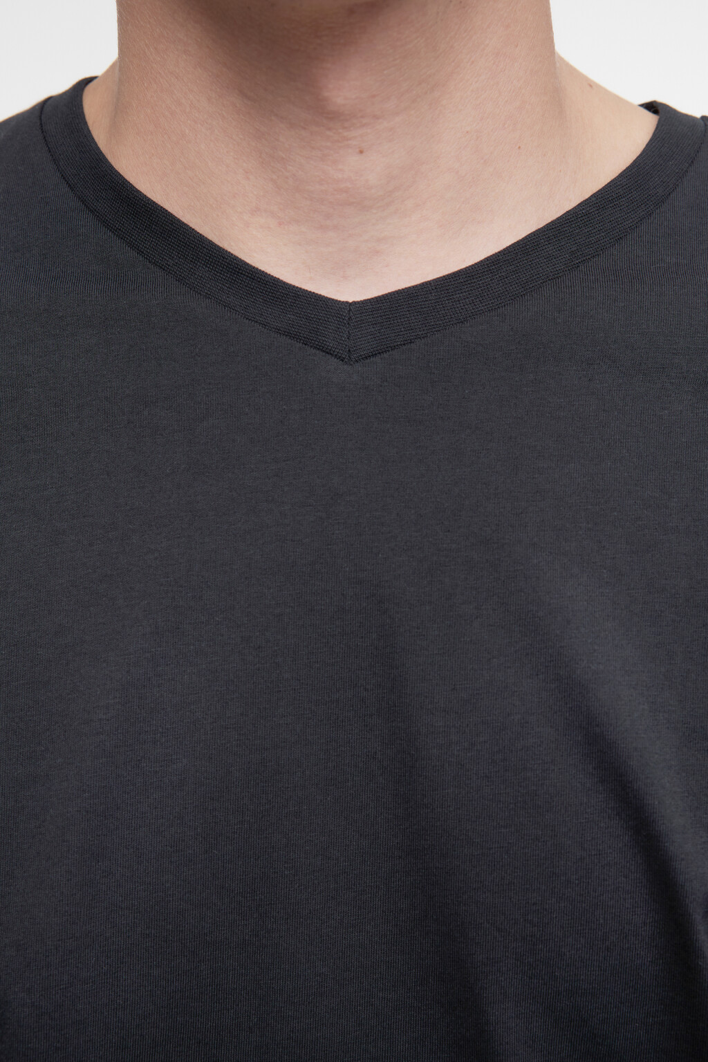 Футболка хлопковая базовая с V-образным вырезом - цвет черный - 7
