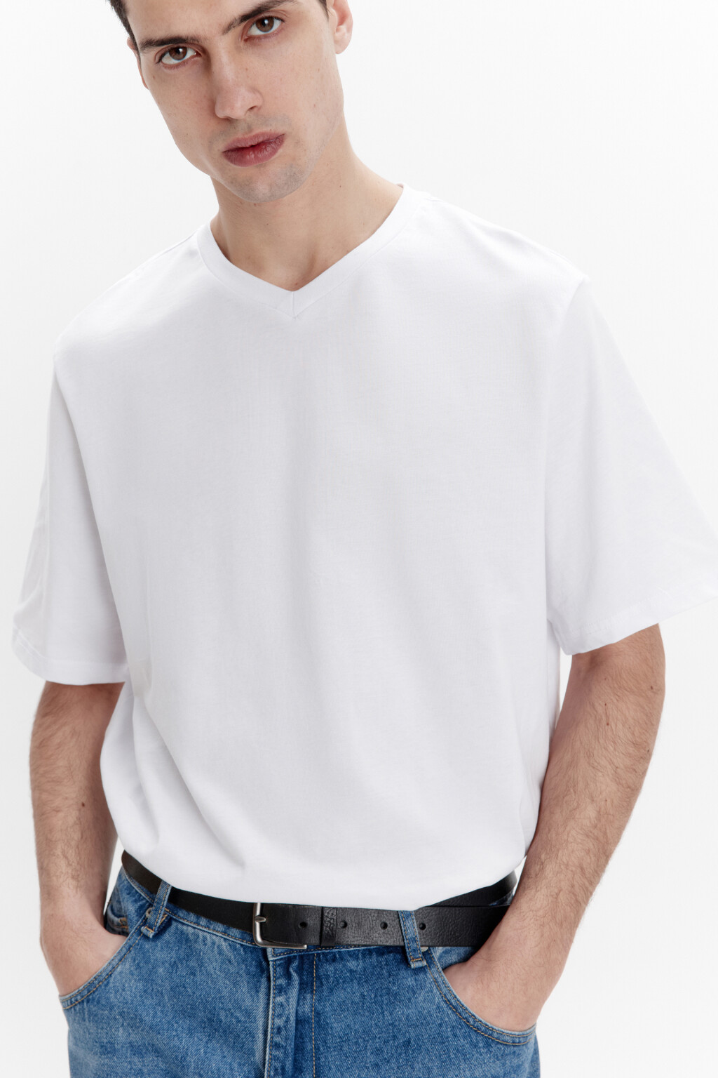 Футболка прямая с V-образным вырезом - цвет белый - 1