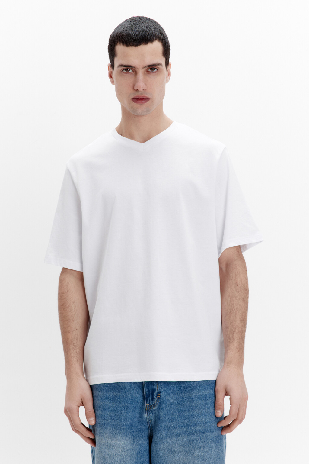 Футболка прямая с V-образным вырезом - цвет белый - 2