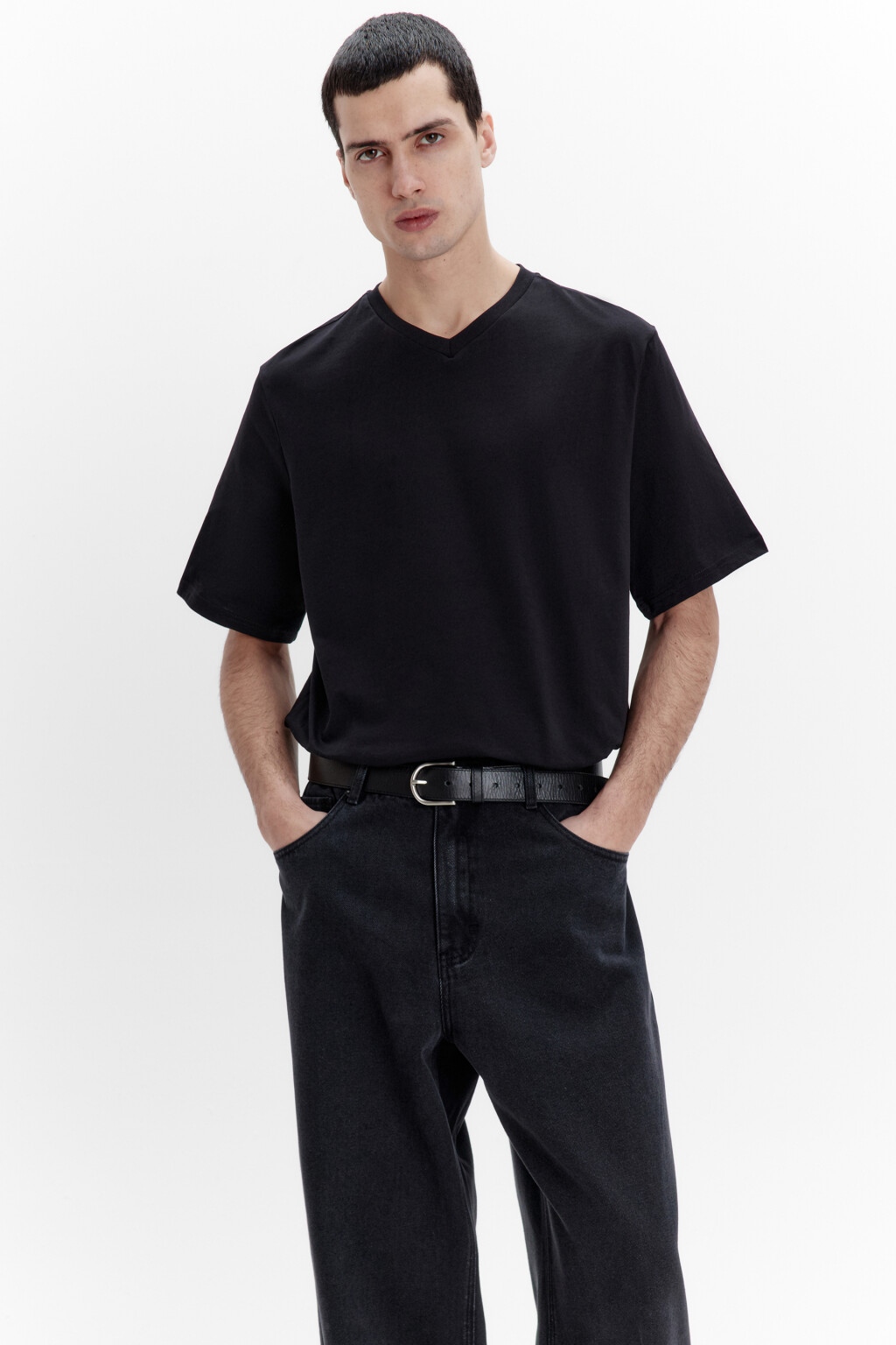 Футболка прямая с V-образным вырезом - цвет черный - 1