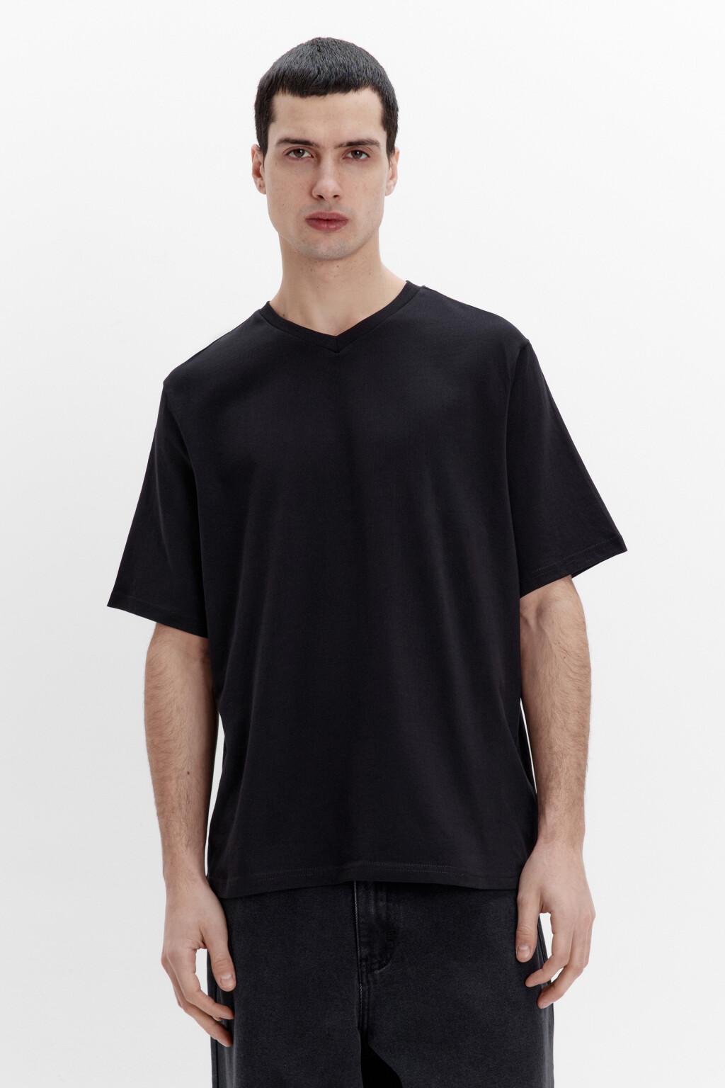 Футболка прямая с V-образным вырезом - цвет черный - 2