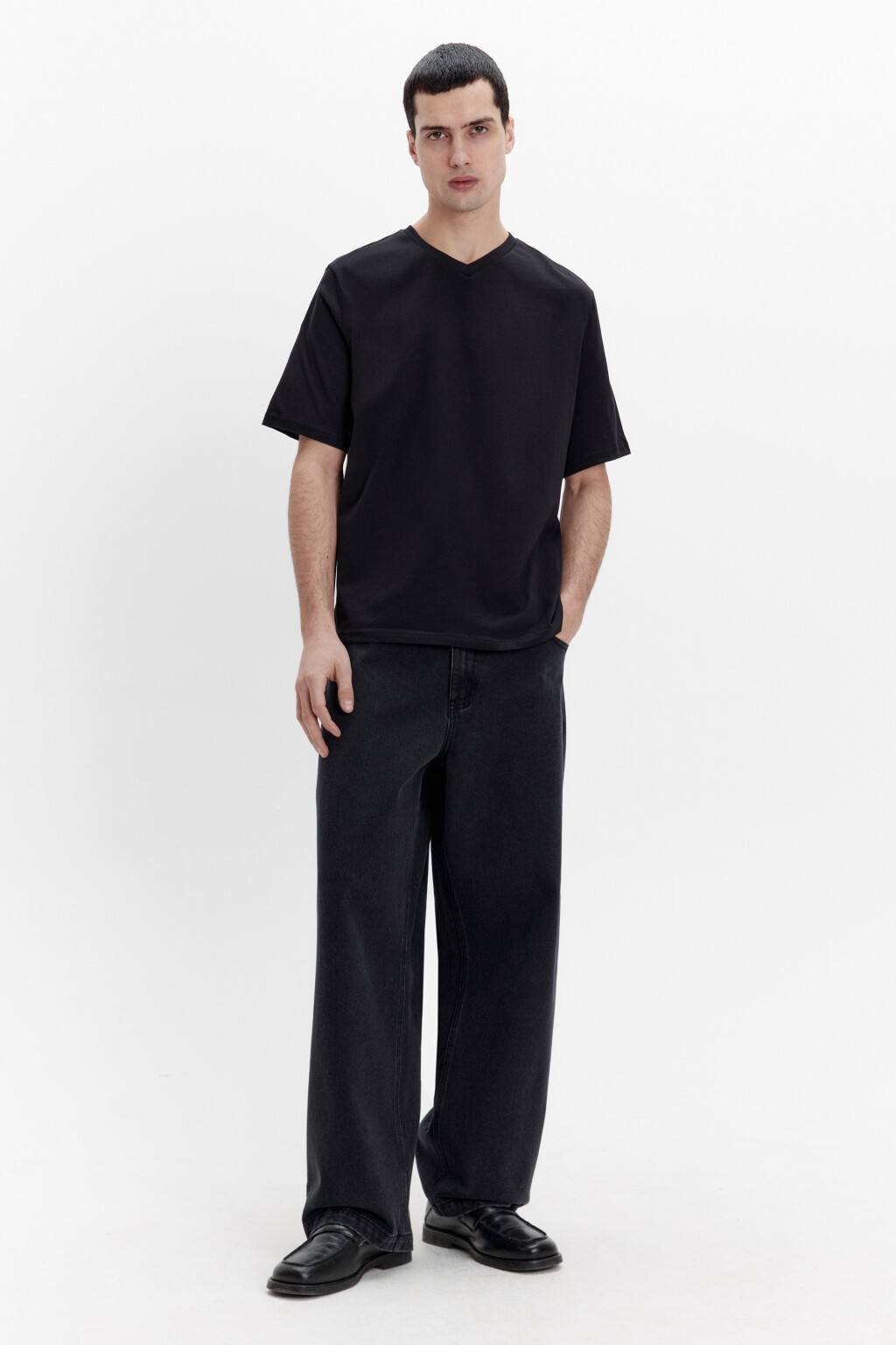 Футболка прямая с V-образным вырезом - цвет черный - 4