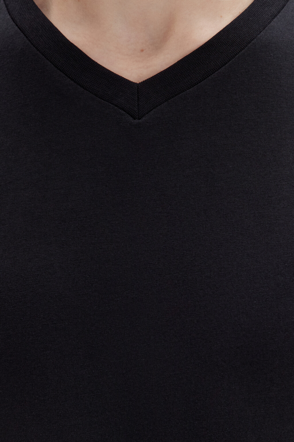 Футболка прямая с V-образным вырезом - цвет черный - 5