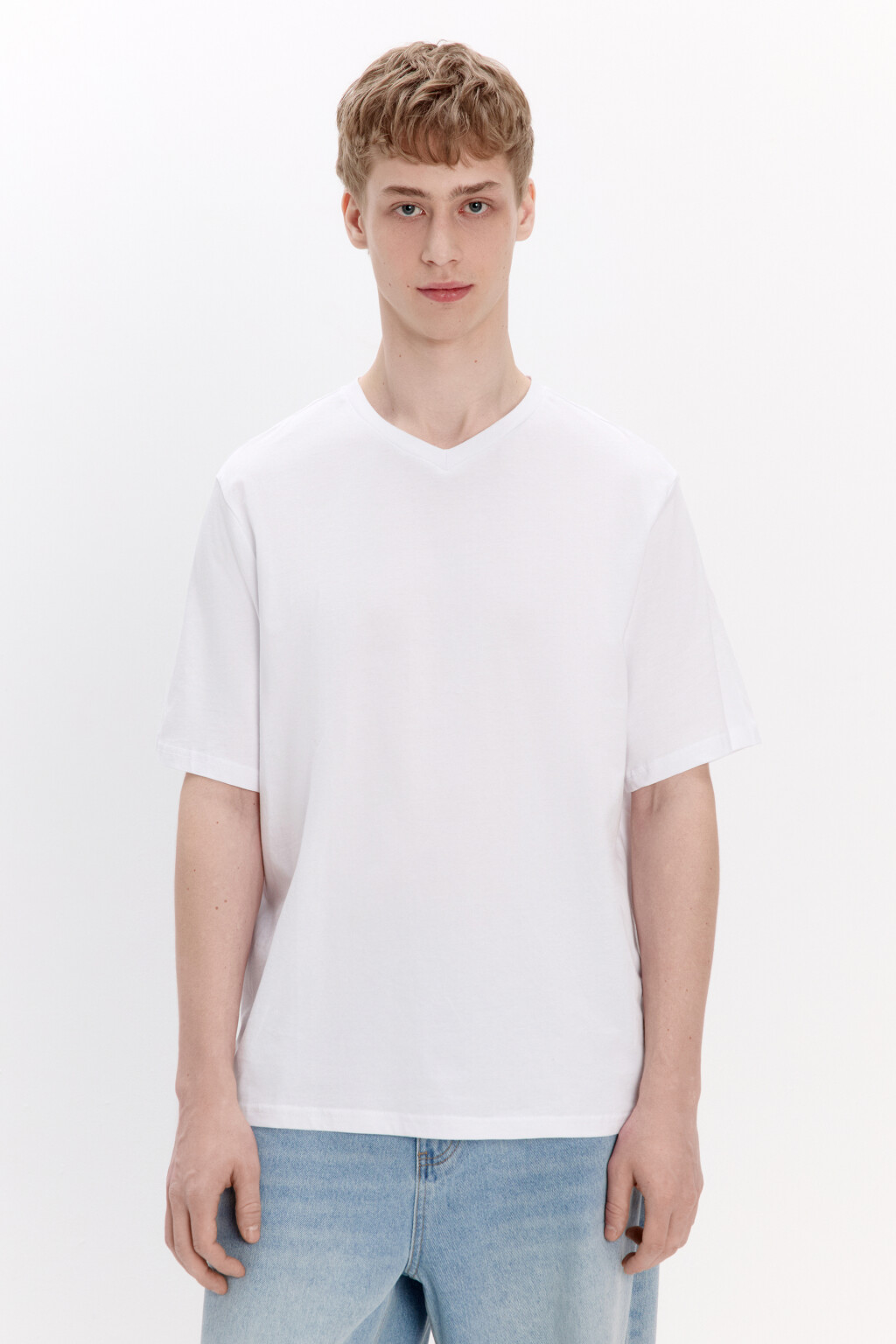 Футболка базовая с V-вырезом - цвет белый - 2