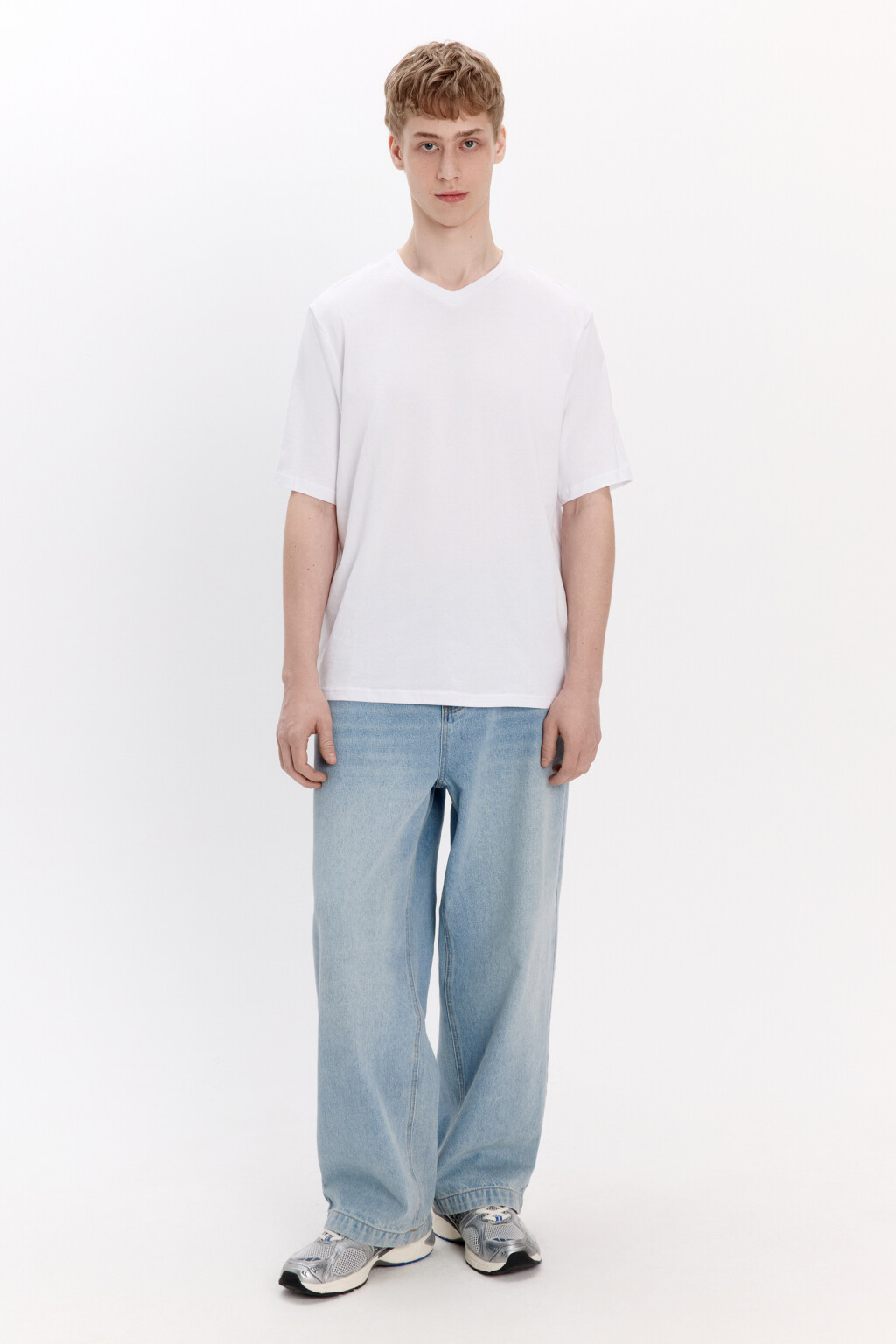 Футболка базовая с V-вырезом - цвет белый - 4