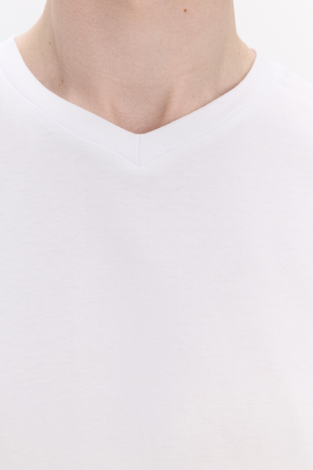 Футболка базовая с V-вырезом - цвет белый - 5