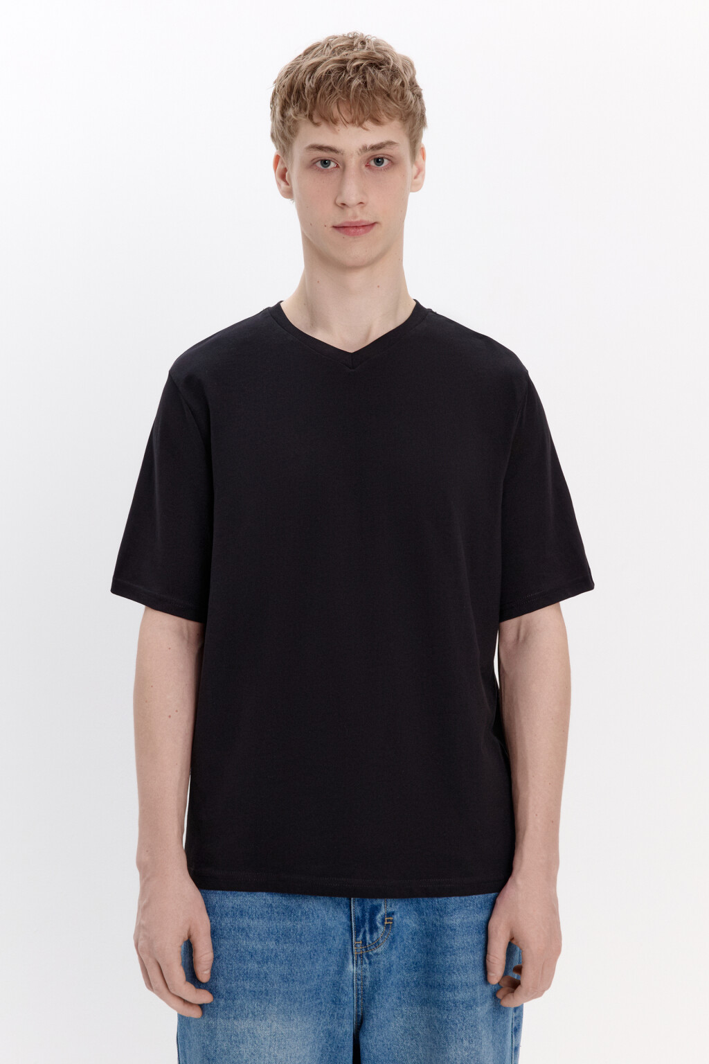 Футболка базовая с V-вырезом - цвет черный - 2