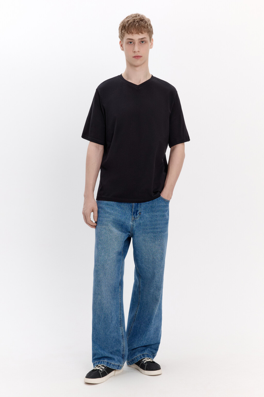 Футболка базовая с V-вырезом - цвет черный - 4