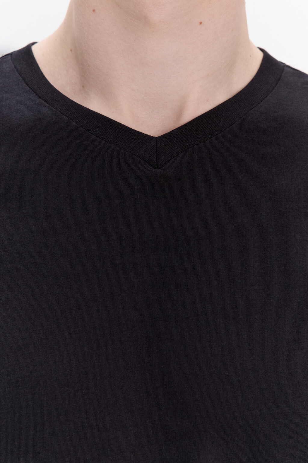 Футболка базовая с V-вырезом - цвет черный - 5